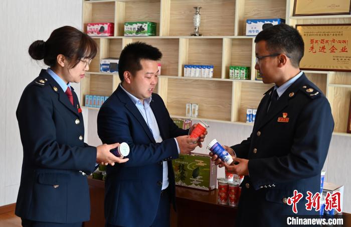 圖為林芝稅務(wù)部門上門了解企業(yè)情況，并宣講稅收政策。資料圖 趙朗 攝