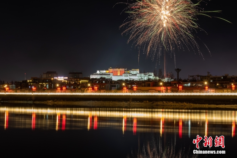 資料圖為2022年3月1日，拉薩迎來藏歷新年“古突夜”，煙花與被燈光照亮的布達拉宮交相輝映。 <a target='_blank' href='/'><p  align=