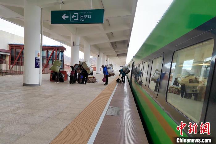 乘客乘復(fù)工專列抵達(dá)日喀則?！±_車務(wù)段 供圖