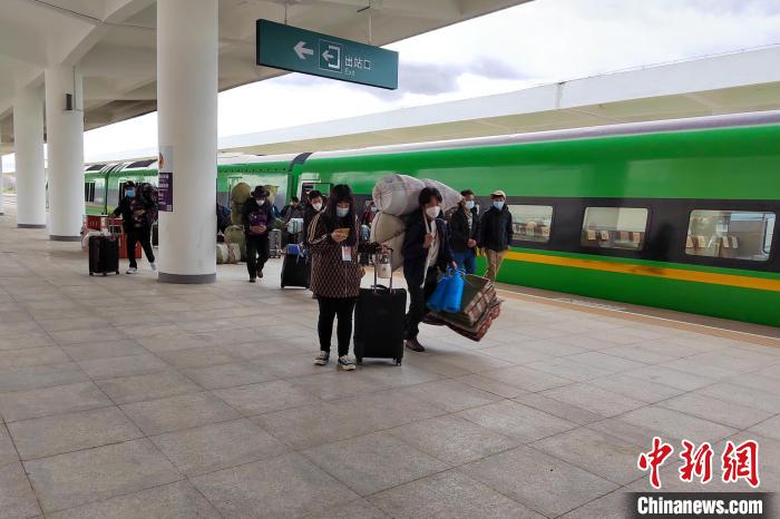 10月6日，乘客乘復(fù)工專列抵達(dá)日喀則?！±_車務(wù)段 供圖