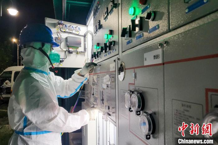 西藏電力部門順利完成方艙醫(yī)院供電設(shè)備安全可靠接入?！⊥醮箫w 攝