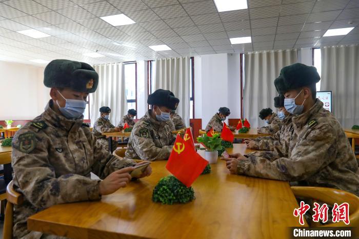 圖為阿里軍分區(qū)某邊防團組織官兵通過手機收聽收看二十大開幕盛況?！詵|供圖