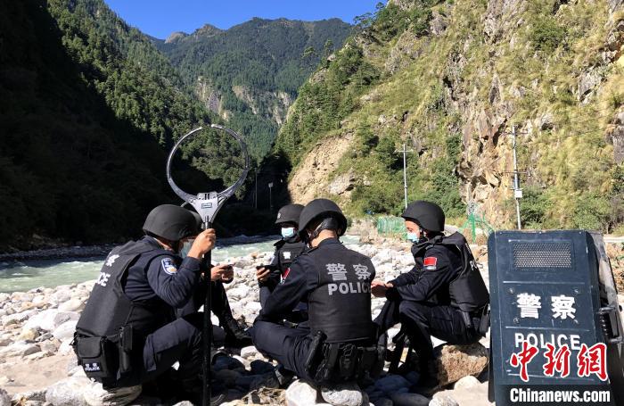 圖為西藏吉隆出入境邊防檢查站移民管理警察在中尼邊境巡邏途中收看二十大開幕直播?！」陆y(tǒng) 攝