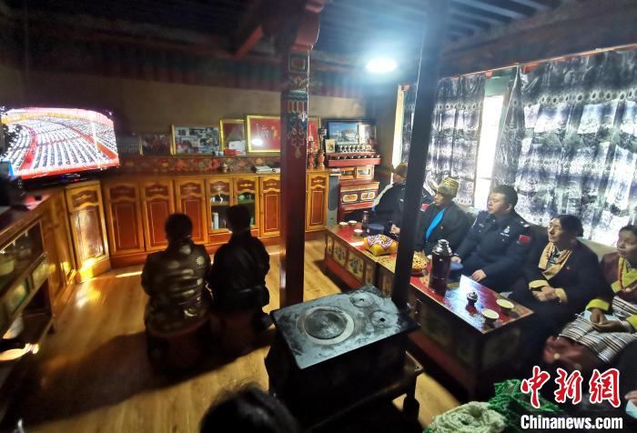 圖為西藏普蘭出入境邊防檢查站斜爾瓦執(zhí)勤點移民管理警察與駐地民眾一起收看二十大開幕盛況?！」鶗怨?攝