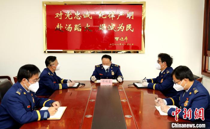 圖為西藏森林消防總隊在二十大開幕會結(jié)束后組織學(xué)習討論?！∥鞑厣窒揽傟牴﹫D