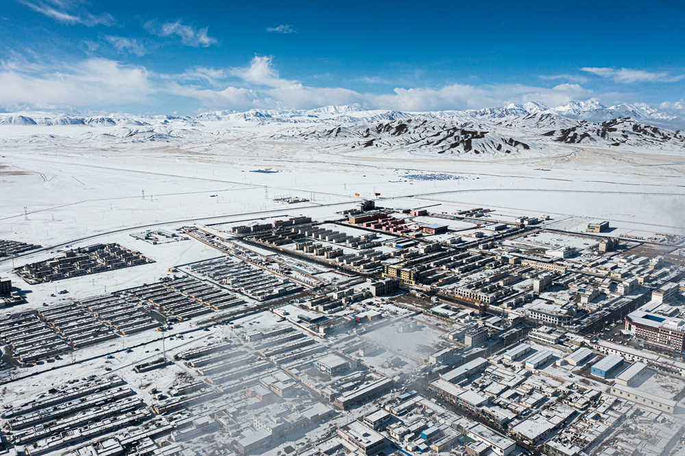 西藏阿里地區(qū)改則縣迎來初雪，銀裝素裹，美如畫卷。