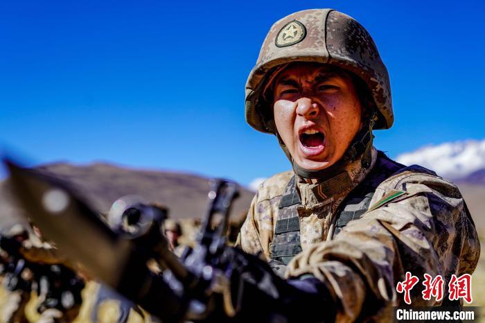 官兵正在進行刺殺操訓練?！∥鞑厣侥宪姺謪^(qū)某團供圖