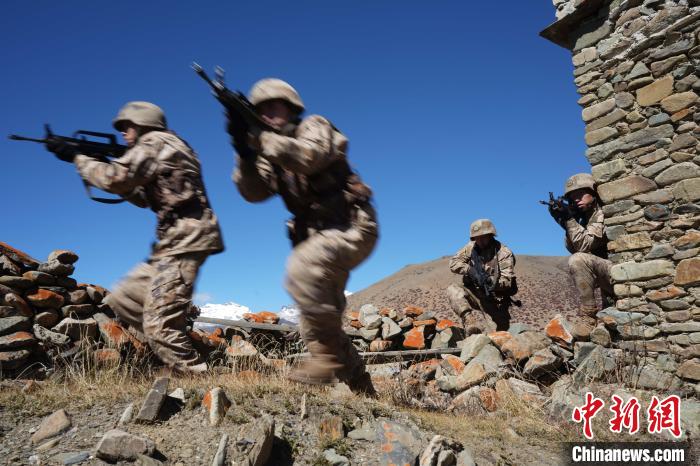 官兵正在進行戰(zhàn)術綜合訓練?！∥鞑厣侥宪姺謪^(qū)某團供圖