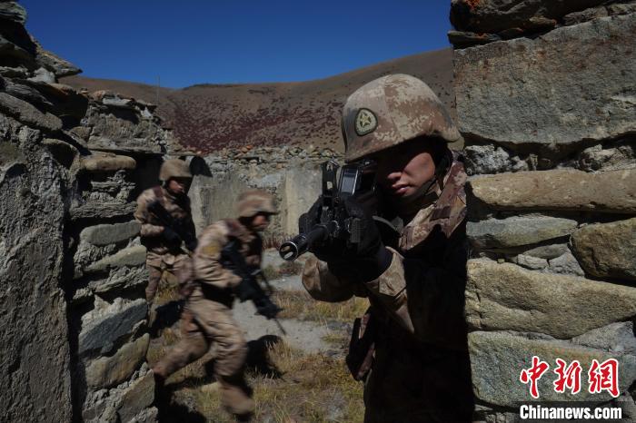 官兵正在進行戰(zhàn)術綜合訓練。　西藏山南軍分區(qū)某團供圖
