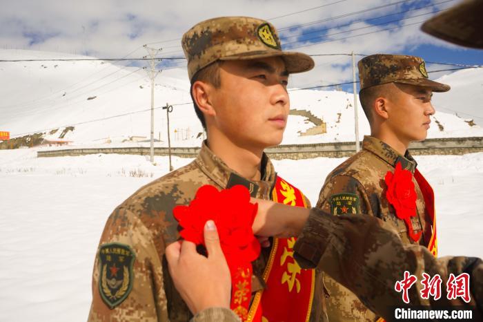 退伍老兵合照留念。　西藏山南軍分區(qū)某團供圖