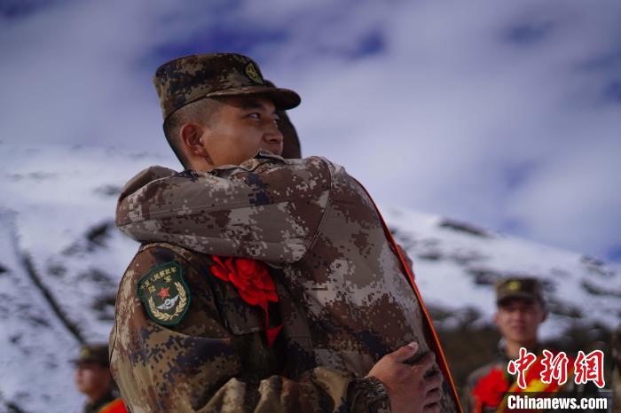 退伍老兵相擁留念。　西藏山南軍分區(qū)某團供圖