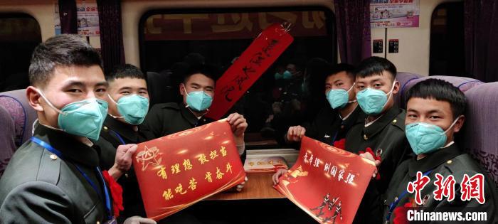 退伍老兵在退伍專列上合影留念?！∥鞑厣侥宪姺謪^(qū)某團供圖