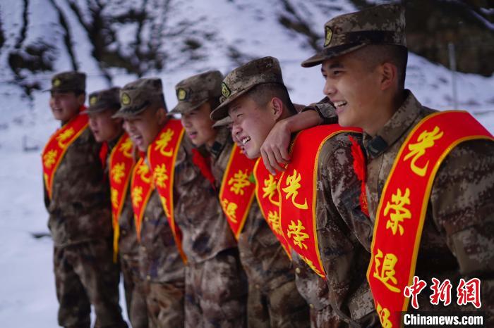 退伍老兵合照留念?！∥鞑厣侥宪姺謪^(qū)某團供圖