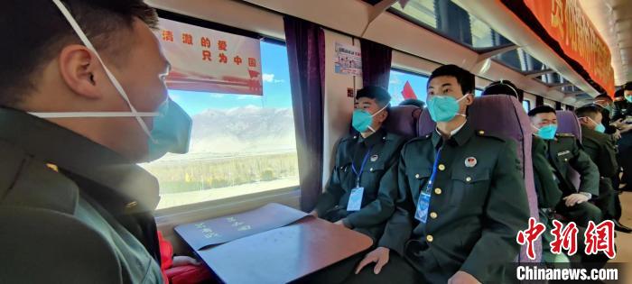退伍老兵乘坐在退伍專列?！∥鞑厣侥宪姺謪^(qū)某團供圖