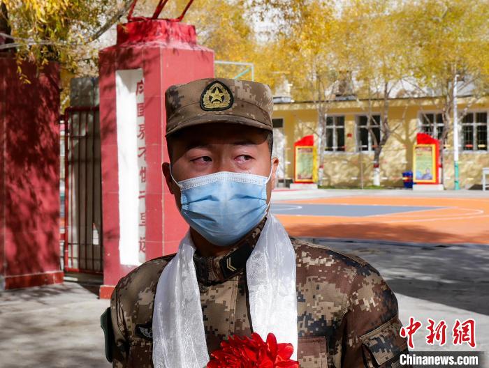 圖為什布奇邊防連退伍老兵臨別前再看一眼連隊(duì)。　劉曉東 攝