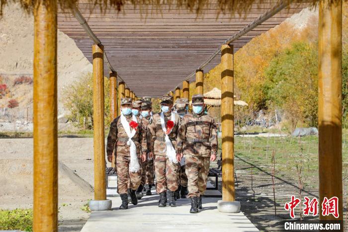 圖為什布奇邊防連退伍老兵臨別前再看一眼連隊(duì)?！詵| 攝