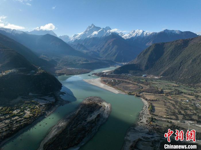 西藏林芝雅魯藏布大峽谷的雪山風光?！《拘?攝