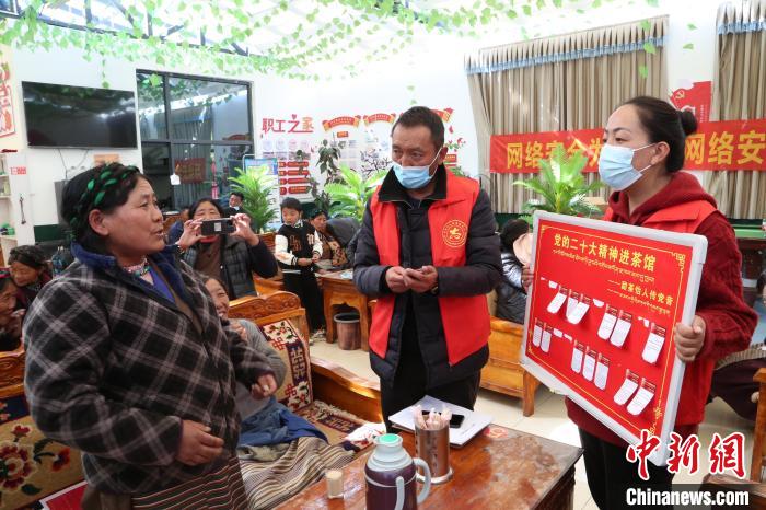 圖為瓊結(jié)縣村民參與問答?！愔闈扇?攝