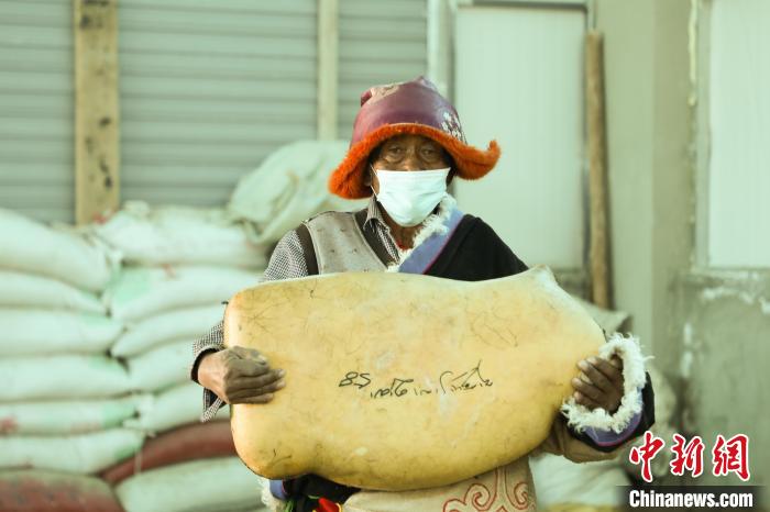 圖為茶措村牧區(qū)改革合作社酥油分紅現場?！∷骼嗜是?攝