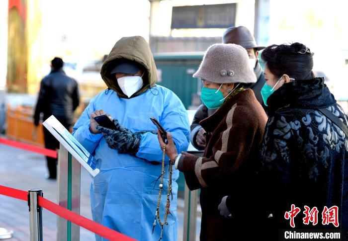 12月7日，拉薩市民掃碼進(jìn)入銀行辦理業(yè)務(wù)?！±盍?攝