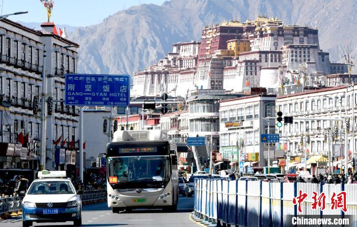 12月7日，一輛公交車從拉薩市城關(guān)區(qū)北京東路駛過(guò)?！±盍?攝