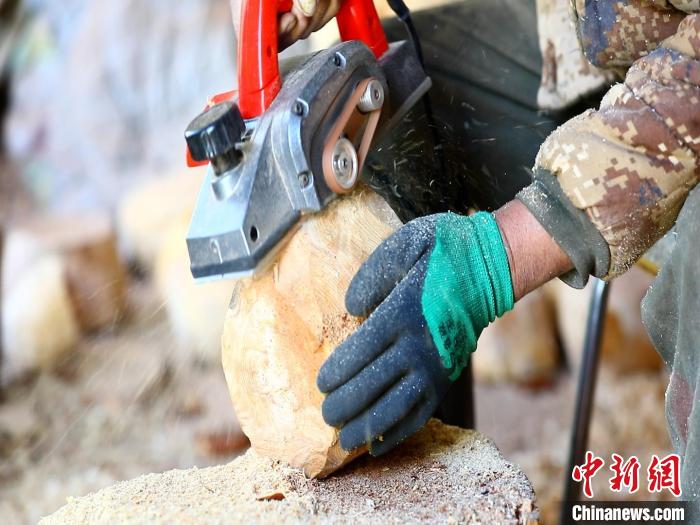 圖為手工藝人正在制作木碗。　德吉 　攝