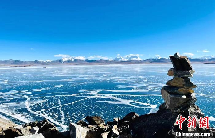圖為普瑪江塘鄉(xiāng)境內(nèi)的雪山、冰湖美景?！±丝ㄗ涌h網(wǎng)信辦供圖