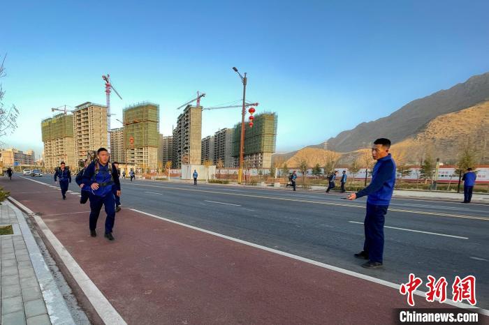 負(fù)重5公里體能訓(xùn)練。　西藏森林消防總隊(duì)特勤大隊(duì) 供圖