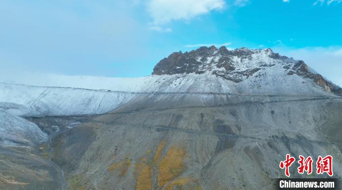 圖為邊壩縣降雪時夏貢拉山段路況。　邊壩縣融媒體中心供圖