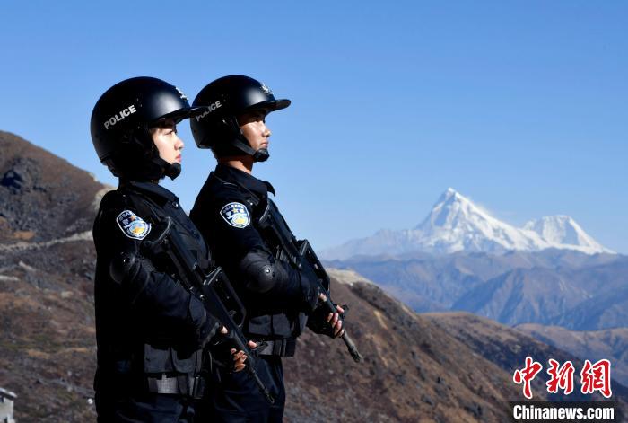 1月6日，移民警察在執(zhí)勤。　李林 攝