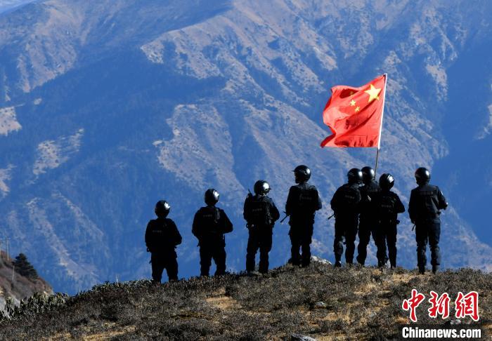 1月6日，移民警察在執(zhí)勤?！±盍?攝