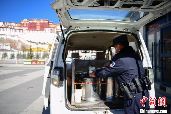 圖為1月23日，布達(dá)拉宮廣場派出所民警正在打午飯?！∝暩聛硭?攝