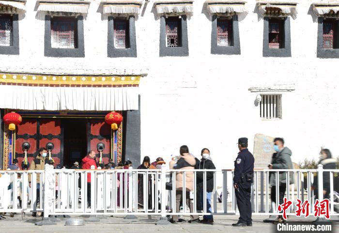 圖為1月23日，布達(dá)拉宮廣場派出所民警正在引導(dǎo)游客。　貢嘎來松 攝