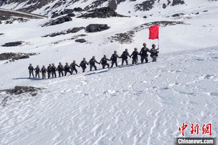 春節(jié)期間，西藏軍區(qū)山南軍分區(qū)某邊防團(tuán)官兵踏雪巡邊?！〉┰鰰x美 攝