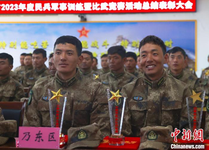 表彰大會上，獲獎選手開心瞬間?！敲衫?攝