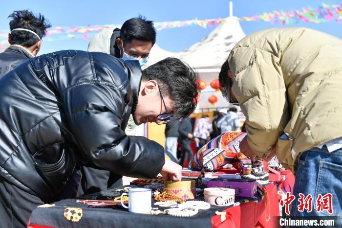 圖為展銷會現(xiàn)場。　貢嘎來松 攝