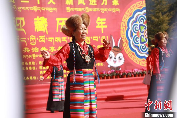 圖為藏歷新年活動現(xiàn)場?！埩?攝