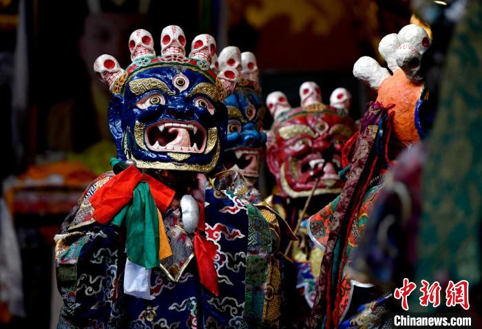2月19日，楚布寺僧人們佩戴面具準(zhǔn)備參加跳神活動。　李林 攝