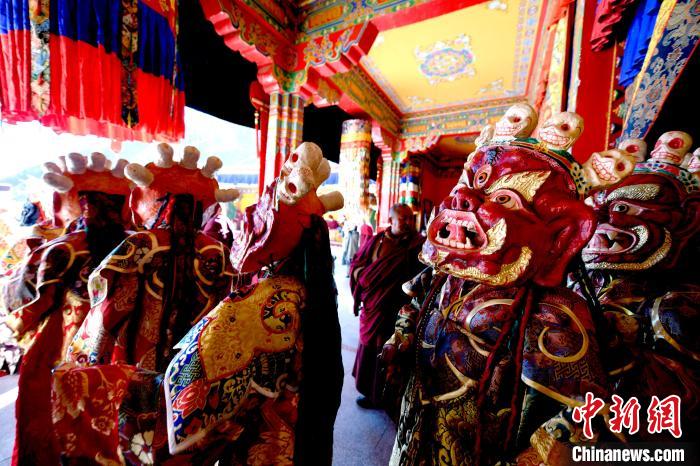 2月19日，楚布寺僧人們佩戴面具準(zhǔn)備參加跳神活動?！±盍?攝