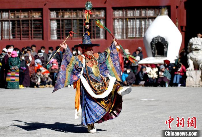 2月19日，楚布寺僧人參加跳神活動。　李林 攝