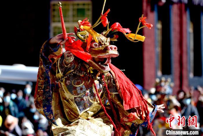 2月19日，楚布寺僧人佩戴面具參加跳神活動?！±盍?攝