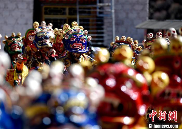 2月19日，楚布寺僧人們佩戴面具參加跳神活動。　李林 攝