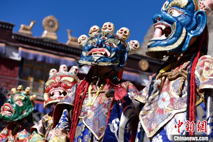 2月19日，楚布寺僧人們佩戴面具參加跳神活動?！±盍?攝