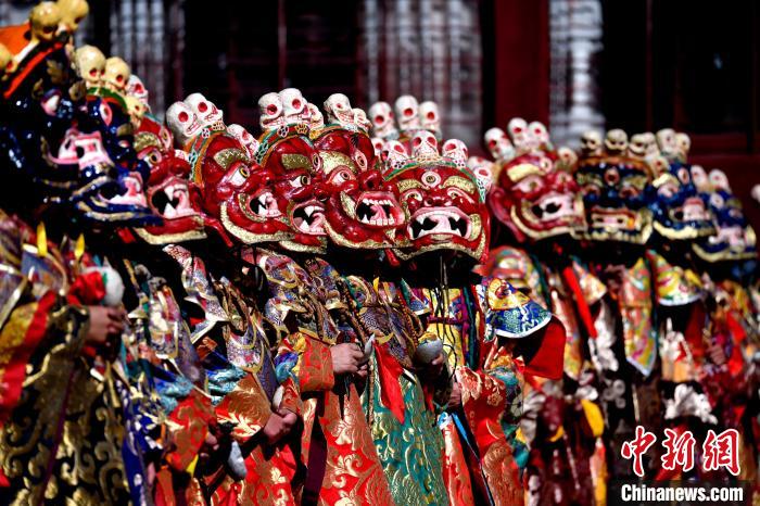 2月19日，楚布寺僧人們佩戴面具參加跳神活動?！±盍?攝