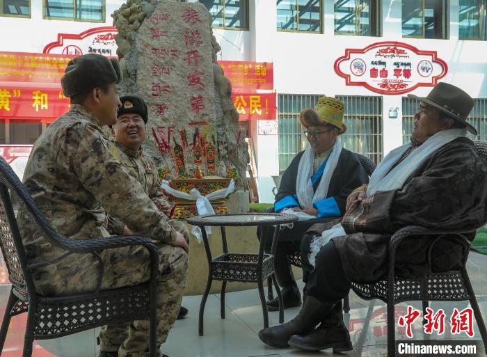 圖為阿里軍分區(qū)某邊防團官兵與駐地群眾拉家常?！詵| 攝