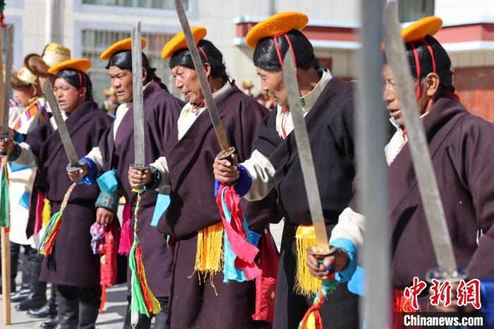 圖為藝人們手持藏刀表演加麻百·甲江?！愔闈扇?攝