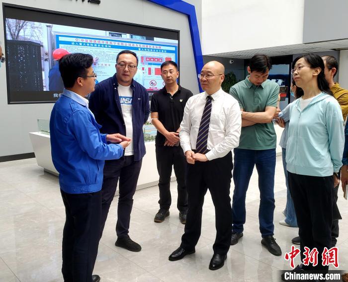 圖為全國(guó)政協(xié)委員、農(nóng)工黨青海省委主委王昆(中)在企業(yè)調(diào)研?！」鶟M福 供圖