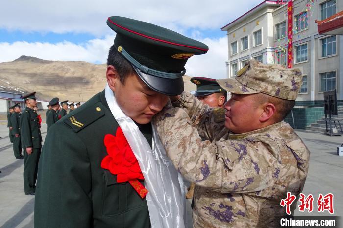 卸下軍銜等標(biāo)識?！⒖≥x 攝