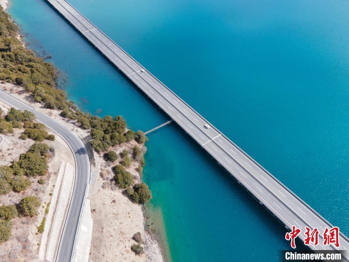 圖為西藏林拉高等級公路多布湖段風(fēng)光?！〗w波 攝