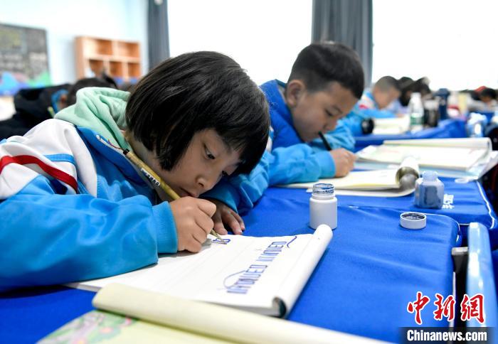 3月14日，西藏拉薩市第一小學(xué)一年級(jí)六班的學(xué)生們?cè)诓卣Z(yǔ)文課上書(shū)寫(xiě)藏文?！±盍?攝